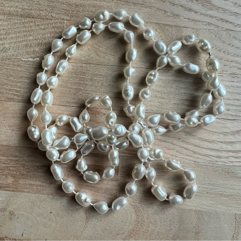 Vintage Estate irregular white pearl strand 33” necklace - Picture 4 of 6